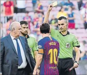  ?? FOTO: MANEL MONTILLA ?? Jaime Latre le amonestó a la conclusión del partido frente al Athletic