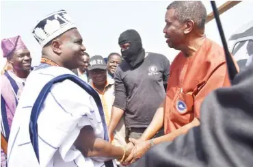  ?? PHOTO: ?? Olugbon of Orile Igbon, Oyo State, Oba Francis Alao (L) with the General Overseer, The Redeemed Christian Church of God, Pastor Adejare Adeboye, during a visit of the General Overseer to Olugbon at his Palace in Oyo on Friday.
NAN