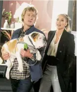  ??  ?? Jennifer Lopez y Owen Wilson
protagoniz­an Cásate conmigo, en la que Wilson es 'padre' de un bulldog inglés y Maluma se estrena
como actor.