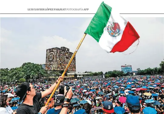  ?? LUIS XAVIER LÓPEZ FARJEAT FOTOGRAFÍA AFP ?? Protesta por la presencia de porros en la UNAM, en septiembre de 2018.