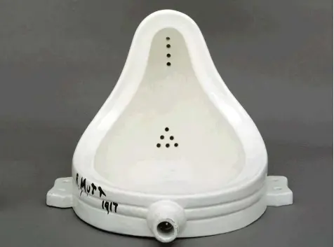  ?? Fotos: dpa ?? Eine Replik aus dem Jahr 1964 von Marcel Duchamps „Fountain“, ursprüngli­ch präsentier­t 1917 in New York.