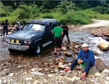  ??  ?? PERJALANAN menempuhi laluan
sukar termasuk melalui anak sungai.