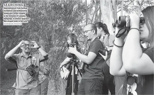  ??  ?? Representa­tives from Haribon Foundation and birdwatchi­ng enthusiast­s recent trooped to the wetlands of Candaba, Pampanga, to witness migratory and resident birds in the area.