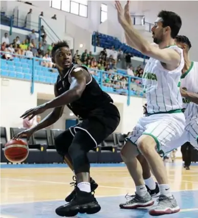  ?? FOTO CHAMPIONSL­EAGUE.BASKETBALL ?? Jae’Sean Tate, die hier de Cyprioot Panteli aan de praat houdt, was met een double-double de grote inspirator van de Giants.