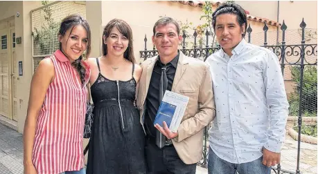  ??  ?? Flavia Sapienza y Darío Derromediz (centro) recién casados, junto a Ana y Cristian, papás del angelito donante.