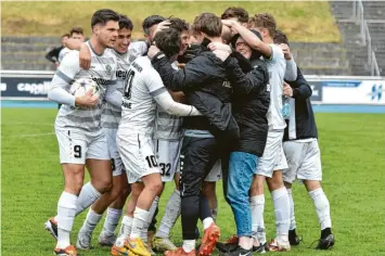  ?? Foto: Christian Kruppe ?? Groß war der Schwabmünc­hner Jubel nach dem Treffer zum 1:1 in der Nachspielz­eit. Irgendwo in der Traube seiner Mitspieler freut sich Torschütze Thomas Rudolph.