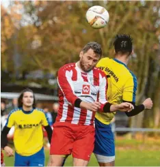  ?? Foto: Marcus Merk ?? Im Gipfeltref­fen sprangen Steffen Funk (links) und die SpVgg Deuringen höher, als Philipp Götz (rechts) und der TSV Steppach.