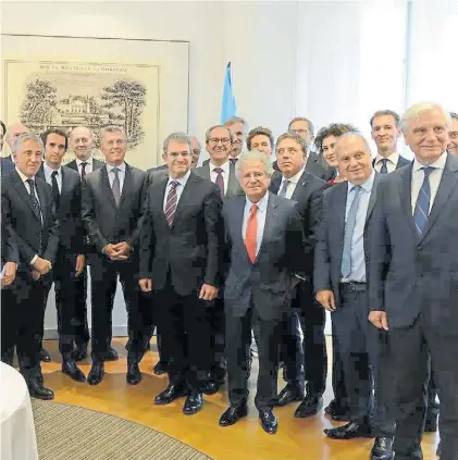  ??  ?? Reunión. El presidente argentino fue recibido por el Movimiento de empresas de Francia (MEDEF).