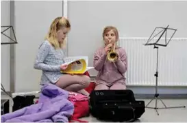  ??  ?? KORNETTIST­ER: Tredjeklas­singene Ingrid Try Laundal og Thea Viktorija Svence Hetland (fra v.) er klare foror øving.