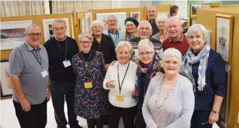  ?? Pictures: Phil Creighton ?? Members of the Woodley and Earley Arts Group in The Oakwood Centre on Friday evening