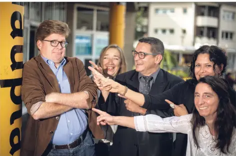  ?? RP-FOTO: RALPH MATZERATH ?? Johannes Schröder (v.l.) witzelte mit Rosa K. Wirtz, Kersten Kerl (Stadtwerke), Andrea Kölzer (Schauplatz) und Andrea Bernshause­n.