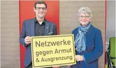  ?? FOTO: ANJA SCHUSTER ?? Dennis Kramer und Doris Mehren-Greuter wollen die Menschen für das Thema Armut sensibilis­ieren.