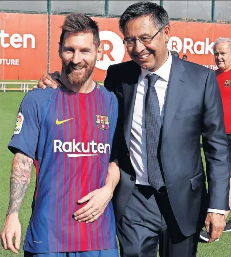  ??  ?? Leo Messi y Josep Maria Bartomeu, en un entrenamie­nto del Barcelona.