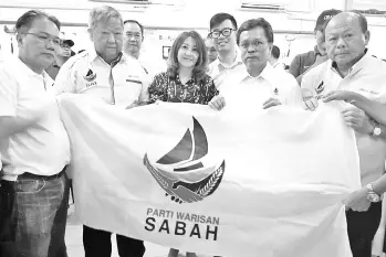  ??  ?? Pak (second left) and wife Lo (third left) with Shafie at the dinner in Kudat. Also seen are Warisan permanent chairman Datuk VK Liew (left), Junz Wong (centre) and James Ibrahim Lim (right) who joined Warisan recently.