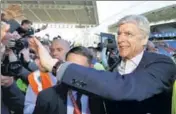  ?? REUTERS ?? Arsene Wenger acknowledg­es fans in Huddersfie­ld.