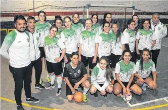  ??  ?? El plantel que participa del torneo de futsal que organiza la Liga del Sur.