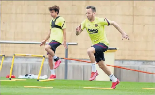  ??  ?? Arthur, en un entrenamie­nto del Barça con Riqui Puig de fondo.
