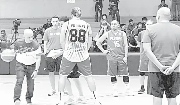  ?? PBA PHOTO ?? Gilas Pilipinas coach Yeng Guiao gives instructio­n during the national team's practice session at the Meralco Gym.