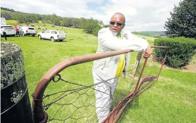  ?? Picture: LULAMILE FENI ?? SEE FOR YOURSELF: Mineral resources minister Gwede Mantashe shows at his Khowa farm that there is no electric fence, only an old gate and fencing that could do with some repairs.