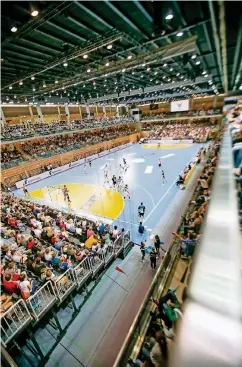  ??  ?? Volles Haus: Den ersten Auftritt des neuen Handball-Zweitligis­ten HC Rhein Vikings im Castello in Reisholz wollten 3300 Zuschauer sehen.