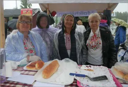  ?? ?? FLYKTINGAR. Liydmila, Valia, Elena och Natasha sålde bakverk iklädda skjortor med traditione­llt ukrainskt blommönste­r.