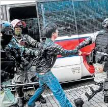  ?? ANTHONY WALLACE / AFP ?? Protestas. La policía detiene a un hombre durante una manifestac­ión.