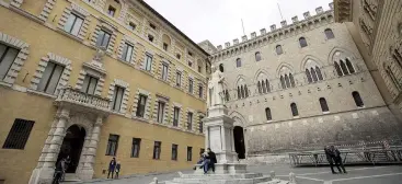  ??  ?? Il salvataggi­o di Mps. La sede della storica banca toscana