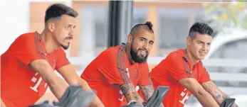  ?? FOTOS (3): IMAGO ?? Arturo Vidal, hier zwischen Sandro Wagner (li.) und James, hat gut lachen: Der FC Barcelona soll an ihm interessie­rt sein.