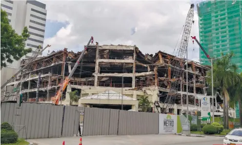  ?? SUNSTAR FOTO / ARNI ACLAO ?? REBUILDING.Workers continue to tear down the structure that used to be the Metro Department Store and Supermarke­t. The company says it aims to relaunch the first phase of the store within the year.