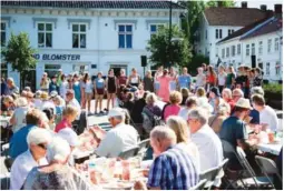  ??  ?? FEST: Det norske jentekor sang norske folkeviser under rekefesten på Torvet.