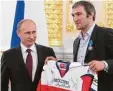  ?? Foto: imago ?? Eishockeys­pieler im Gespräch: Wladimir Putin (links) und Aleksander Owetsch kin.