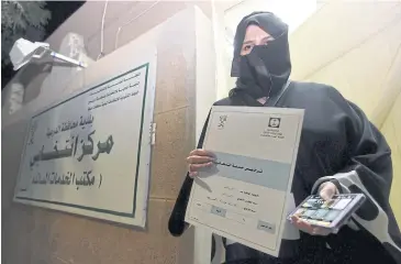  ??  ?? VOTE FOR ME: Diriyah township candidate Aljazi al-Hussaini shows her campaign licence obtained despite many obstacles.