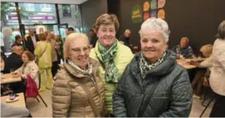  ?? FOTO PATRICK DE ROO ?? Greta, Greta en Maria wilden de opening niet missen. “Het interieur mocht misschien wat vrolijker, maar voor de rest is alles tiptop.”