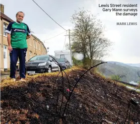  ?? MARK LEWIS ?? Lewis Street resident Gary Mann surveys the damage