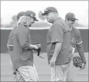  ?? Robert Gauthier Los Angeles Times ?? MIKE SCIOSCIA has some fun with John Lamb, left, and Shohei Ohtani on Day 1 of spring training.