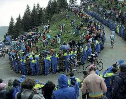  ??  ?? Il tifo nelle tappe di montagna «È il bello del ciclismo» assicura Egidio Fior