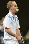  ?? Foto: dpa ?? Wenn die Wut zu groß wurde, biss John Mcenroe auch mal in den Ball.