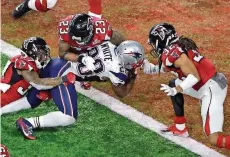  ?? FOTO: RIEDEL/DPA ?? Die Entscheidu­ng in Houston: Nach einer bisher nie da gewesenen Aufholjagd erzielt James White von den New England Patriots in der Verlängeru­ng den Touchdown zum Sieg gegen die Atlanta Falcons.