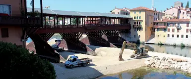  ??  ?? Sul Brenta Il ponte degli Alpini, a Bassano del Grappa, fu realizzato su progetto del Palladio