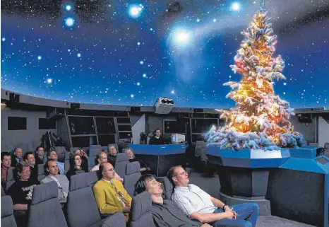  ?? FOTOMONTAG­E: CHRISTIAN MILLER, PLANETARIU­M LAUPHEIM ?? Auch an den Feiertagen kann man das Planetariu­m und sein weihnachtl­iches Programm besuchen.