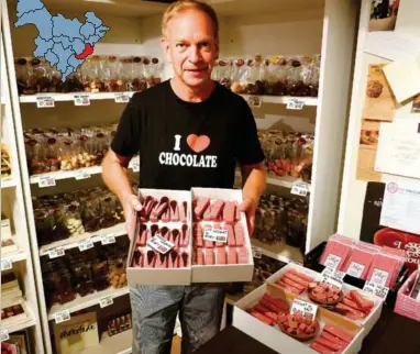  ?? FOTO: INGER STAVELIN ?? NY OG ROSA: Daglig leder Morten Arnesen på Heimdal Chokolade med den nye sjokoladen, slik han har valgt å presentere den i sin lille sjokoladef­abrikk.