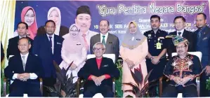  ??  ?? TIGA Tokoh Guru Tuaran 2017 (duduk dari kiri) Ng, Shamiun dan Andrew bergambar kenangan dengan Hajiji (tengah, berdiri), Maimunah dan Tah Nia.