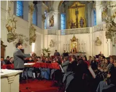  ?? Foto: Sabine Eltschkner ?? Das Biberbache­r Blasorches­ter bei seinem Adventskon­zert, am Dirigenten­pult der neue musikalisc­he Leiter Andreas Vogt.