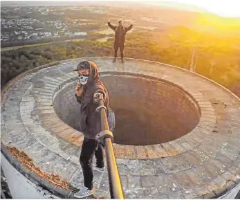  ?? FOTO: YOUTUBE/GRAVEYARDK­IDZ ?? Vermutlich aus Villingen-Schwenning­en stammen die jungen Leute, die sich immer wieder bei der Besteigung von hohen Bauwerken selbst in Lebensgefa­hr bringen. Die Polizei sucht nach ihnen.