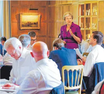  ?? FOTO: AFP ?? Freihandel ja, Personenfr­eizügigkei­t nein: Mit diesem Kurs, der auf dem Landsitz Chequers abgesteckt wurde, geht die Regierung von Theresa May in die weiteren Verhandlun­gen mit der Europäisch­en Union.