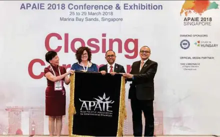  ??  ?? Universiti Teknologi Malaysia Vice-Chancellor Professor Datuk Dr Wahid Omar (third from left) receiving the Asia-Pacific Associatio­n for Internatio­nal Education Conference and Exhibition (APAIE) flag from APAIE president Professor Sarah Todd (second from left), at the closing ceremony of APAIE 2018 in Singapore.