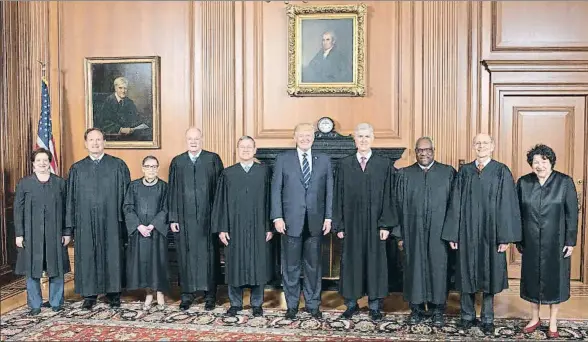  ?? FRED SCHILLING / AP ?? Trump se fotografió ayer con los miembros del Tribunal Supremo, antes de la ceremonia de investidur­a de su nuevo integrante, Neil Gorsuch