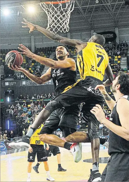  ??  ?? Derrota en MiribillaT­homas intenta penetrar a canasta en el partido del pasado domingo frente al Iberostar Tenerife