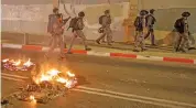  ?? (AFP) ?? Israeli security forces take position following clashes with Arab protesters, in the city of Jaffa near Tel Aviv on Sunday