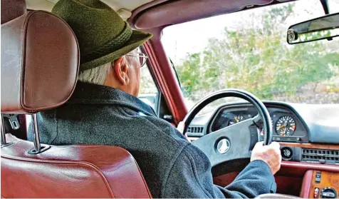  ?? Symbolfoto: Martina Diemand ?? Ein Senior aus dem Wittelsbac­her Land ist bereit, seinen Führersche­in freiwillig abzugeben – hätte dafür aber gerne einen Anreiz.